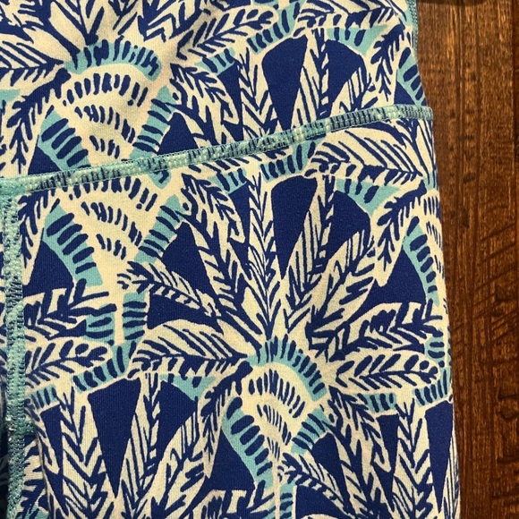 Lilly‎ Pulitzer luxletic blue and white cropped legging size XS EUC - Picture 3 of 7
